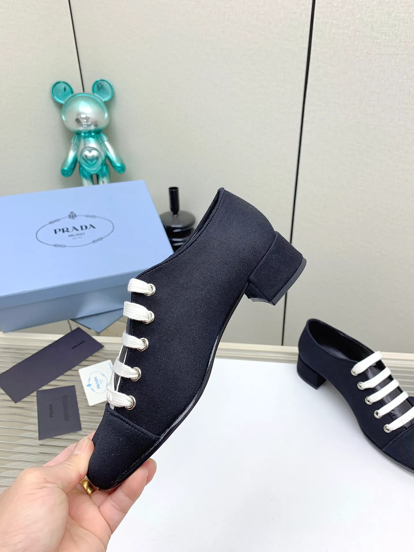 👟👟Ex-factory price 620👟👟 (Higher version) Prada 25/Spring and Summer Catwalk New lace-up hollow shoelace Mary Jane thick heel shoes This year’s lace-up element is super popular and really fashionable. I am obsessed with the appearance and comfort! The salty or sweet doll head design is full of girlishness. It is retro and playful yet elegant. The key is that it is easy to wear. ✔️Upper: original customized fabric ✔️Inner: sheepskin ✔️Outsole: genuine leather outsole imported from Italy ✔️Size: #35-41 (40.41 custom-made, non-refundable)